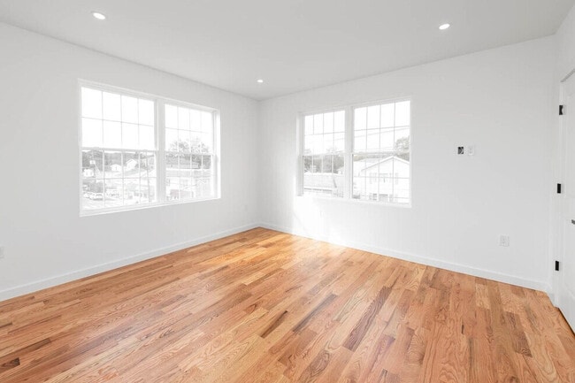 Photo - 125 Broughton Ave