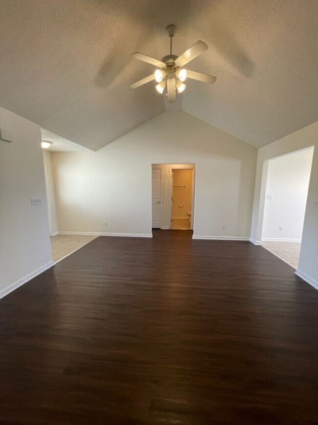 Photo - 216 Applewood Ln