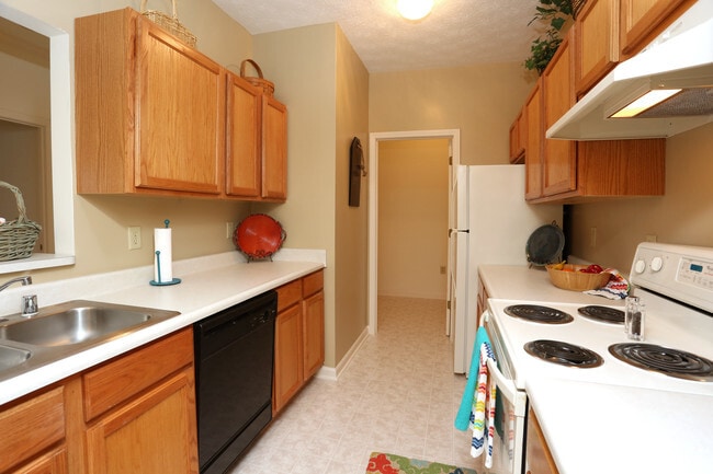 2BR, 2BA - 1,125 SF - Kitchen - Georgetown Oaks Apartments