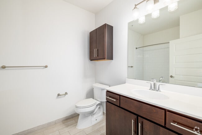 1BR, 1BA - 709SF - Bathroom