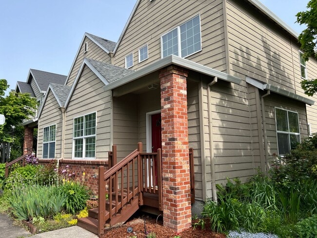 Building Photo - 2 Bed, 2 1/2 Bath townhome close to the Ri...