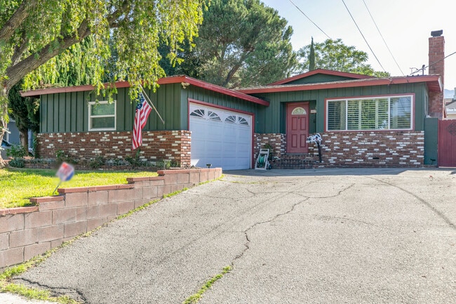 Building Photo - 10706 Rhodesia Ave Rental