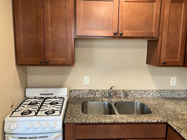 Photo - Campus Apartments 700-727 University SE