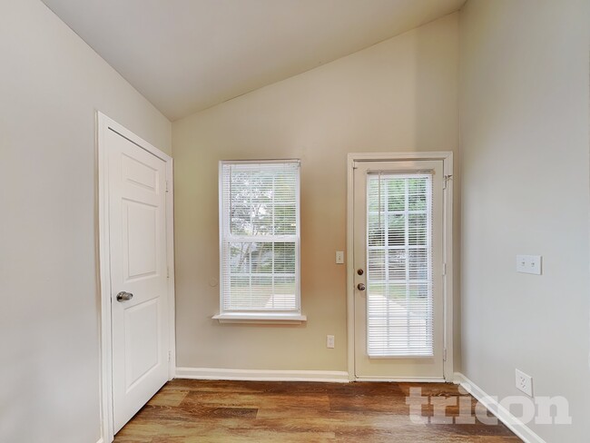 Photo - 842 Lakehill Rd