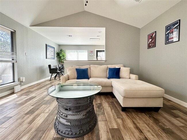 Photo - 1003 Markham Ln