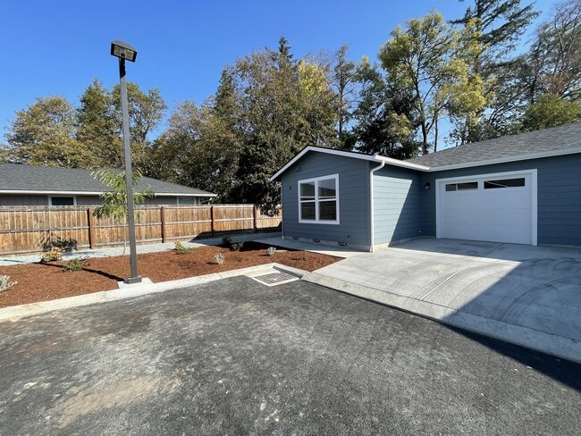 Photo - 1841 Hubbard Ln