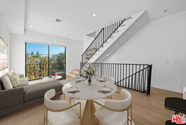 Photo - 13841 Burbank Blvd