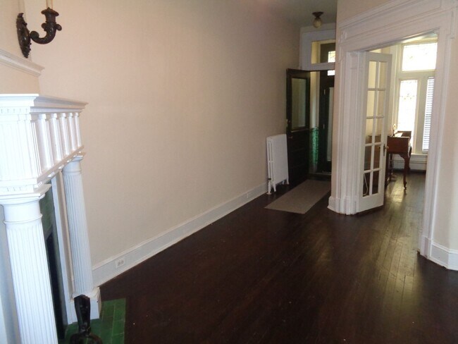 Photo - 3403 Bank St