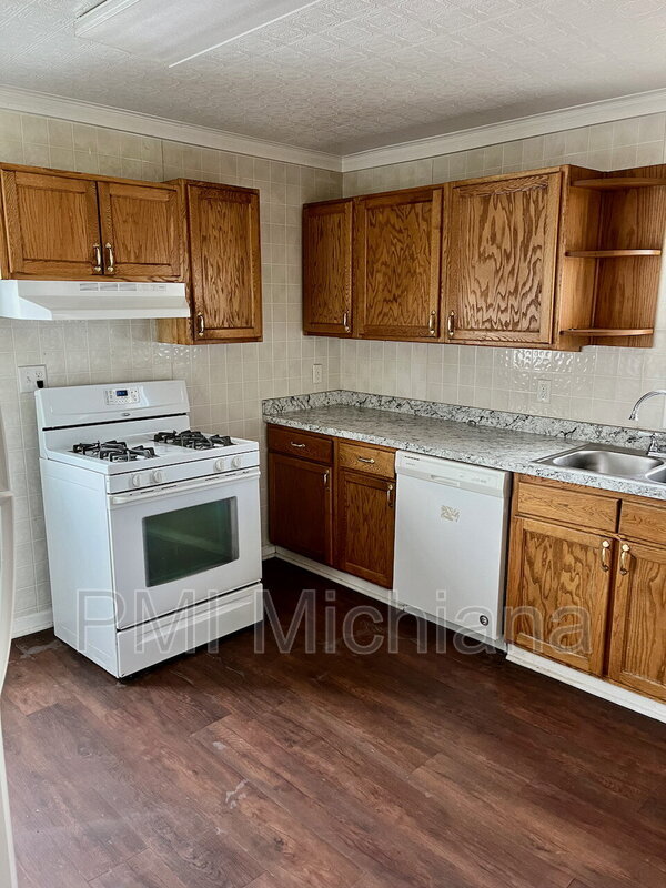 Photo - 212 W 9th St