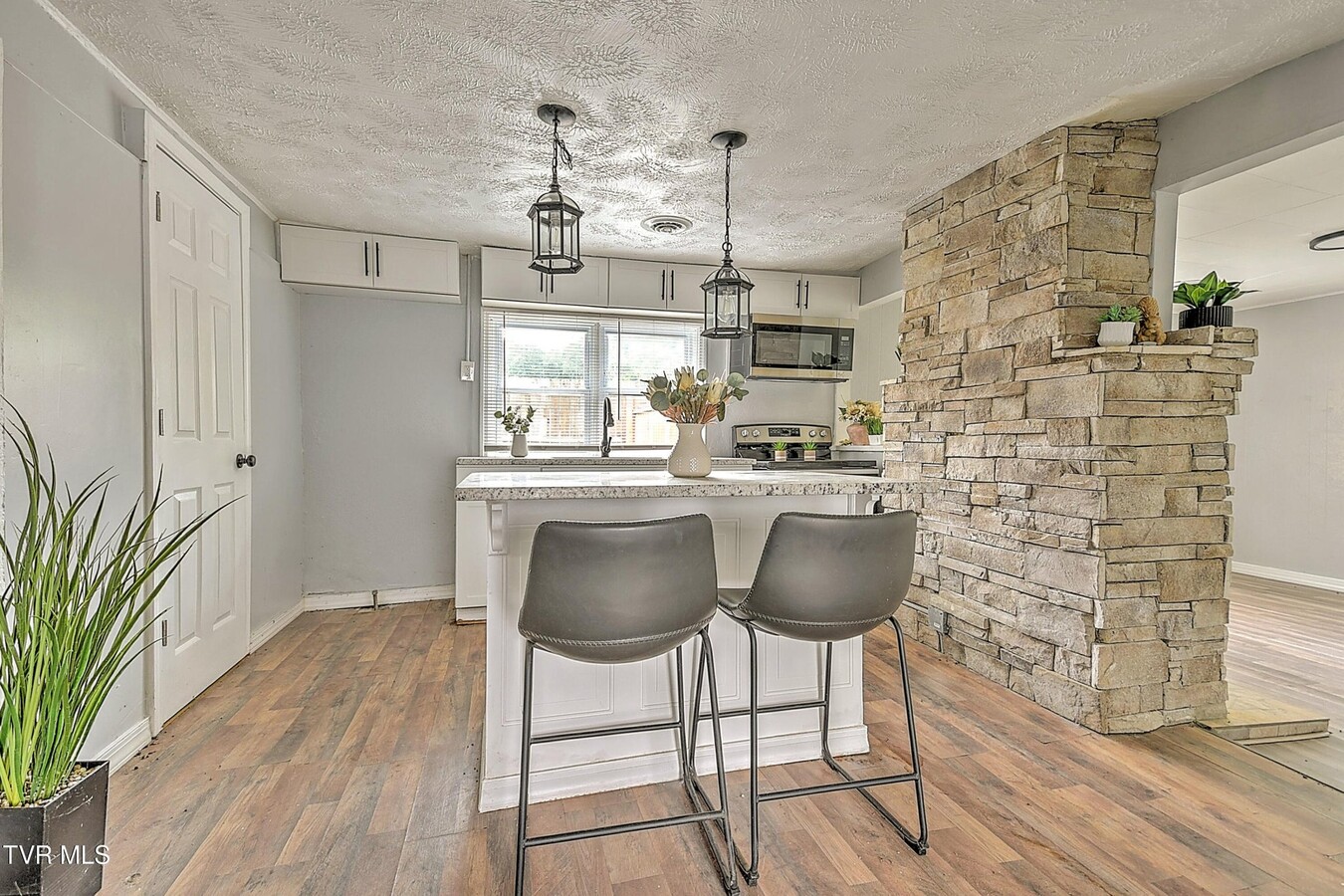Photo - 463 Manville Rd