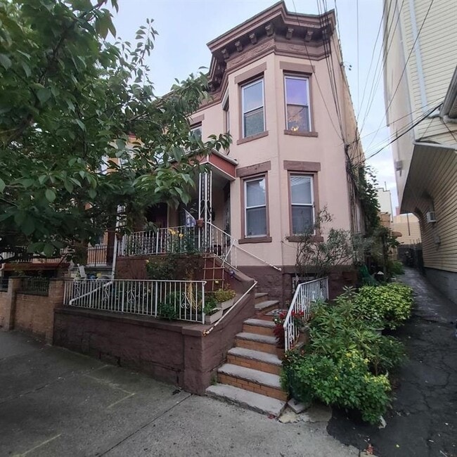 Building Photo - 325 58th St Unit 2