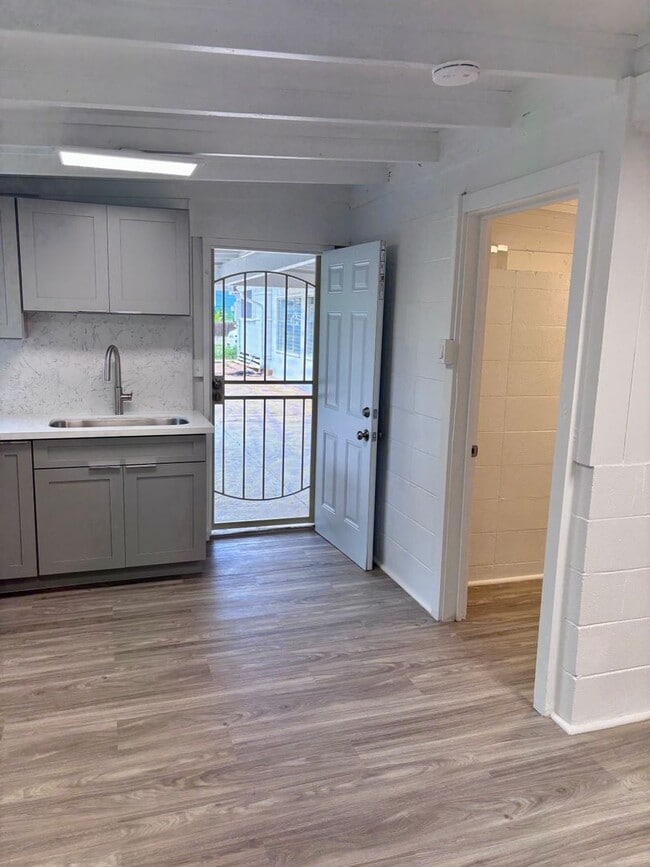 Photo - OAHU9364 Unit Back