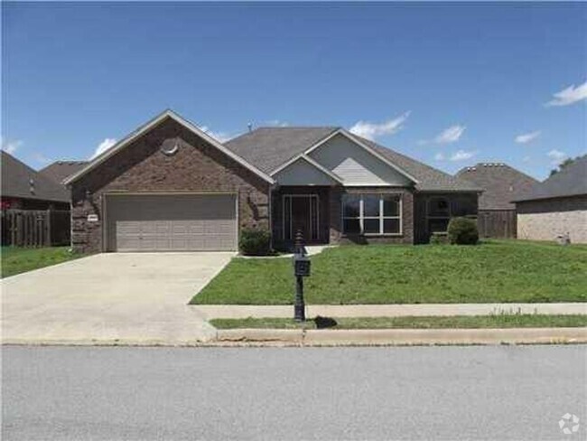 Building Photo - 4 Bedroom 2 Bathroom home