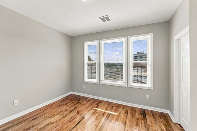 Photo - 422 Woodside Ave Unit 3