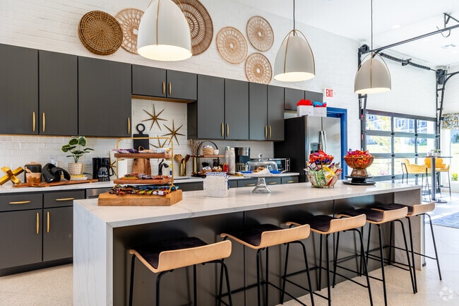 Clubhouse - Center 301