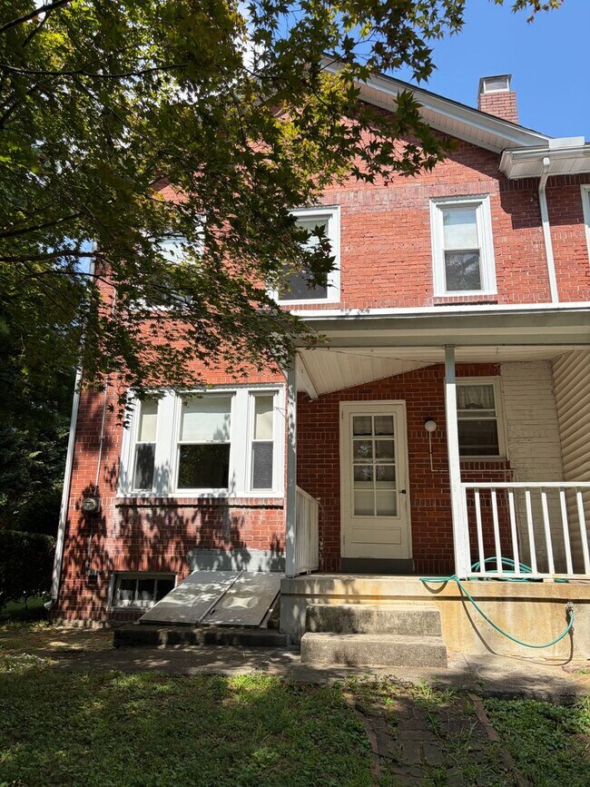 936 Hamilton Pl