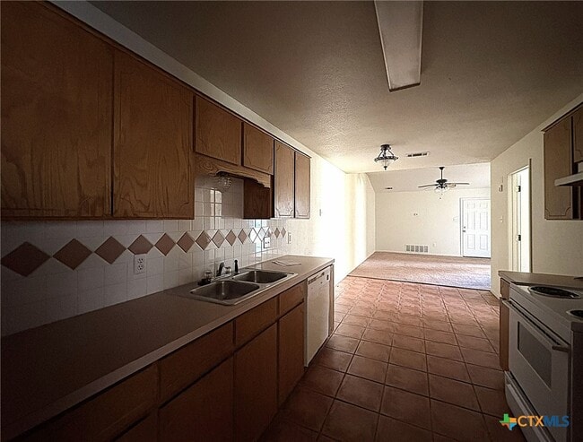 Photo - 1002 W Avenue B