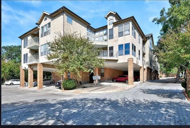 :Outside Picture - 1910 Robbins Pl Unit 105