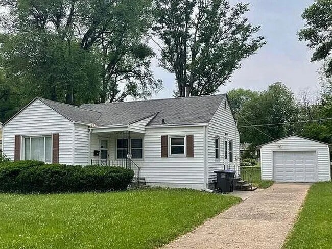 Building Photo - "Cozy 2-Bedroom Gem in Des Moines with Spacious Living – 844 Sq Ft of Comfort!"