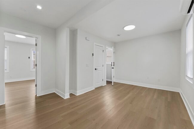 Building Photo - 4317 Cottage Ave Unit 2