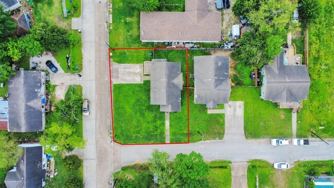 Building Photo - 201 W Pitts Ave