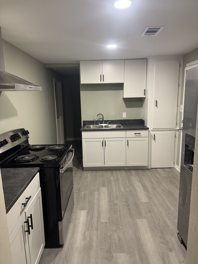 Photo - 105 N Avenue D