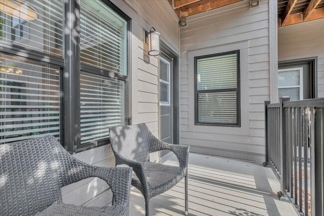 Serene Balcony Retreat - Sixty16 Apartments Shawnee, KS