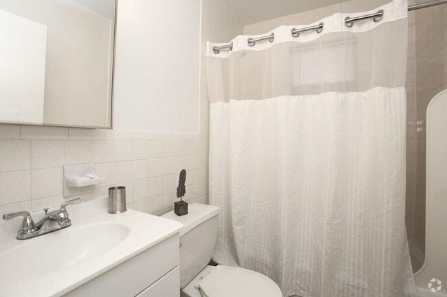 2 BD, 1 BA (821sqft) Townhouse - Bathroom - Scott Gardens Apartments