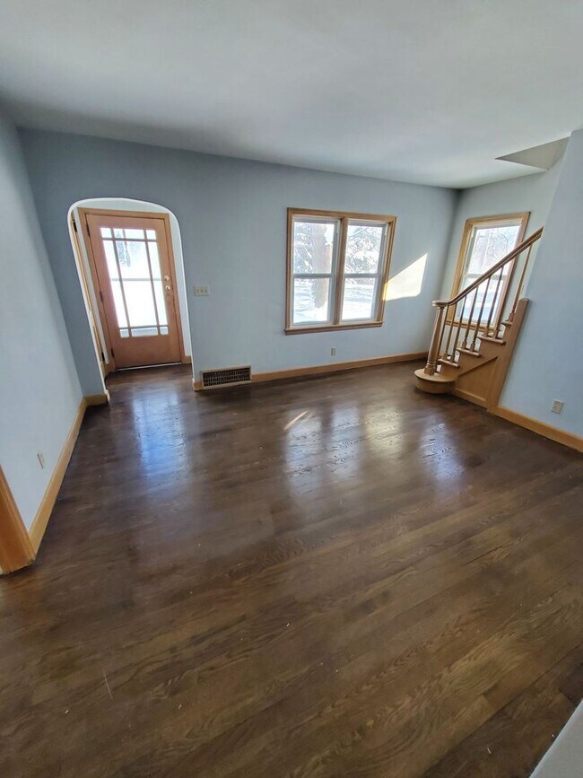 3 Bedroom Single Family - 3 Bedroom Single Family House