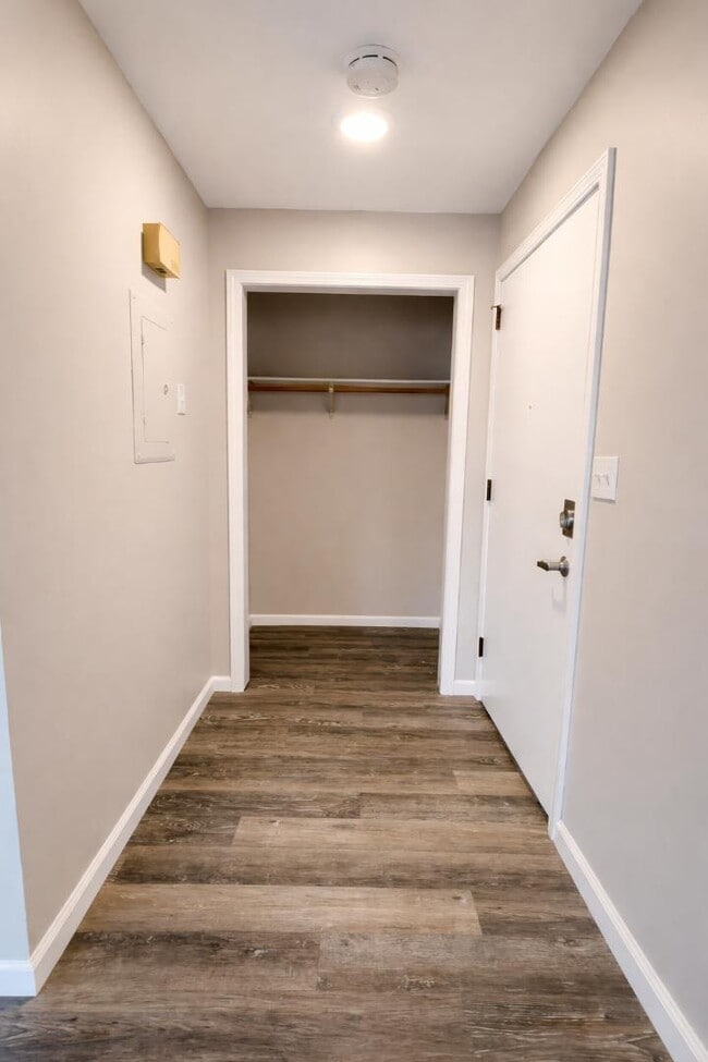 Building Photo - 102 Lake Ave S