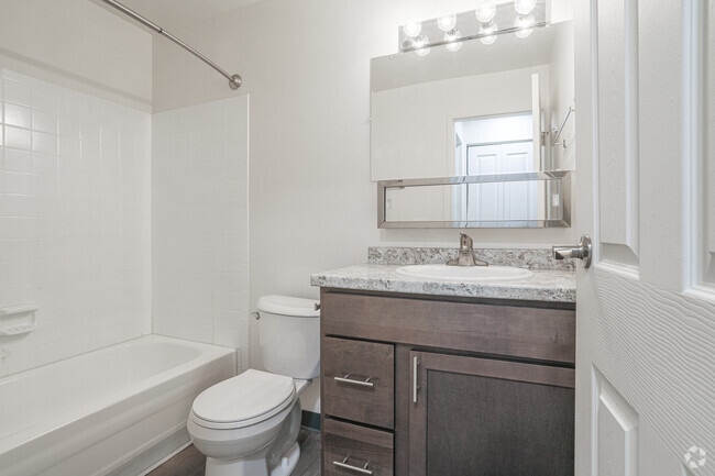 1HAB, 1BA - 772 ft² - Baño - Lake Forest Apartments