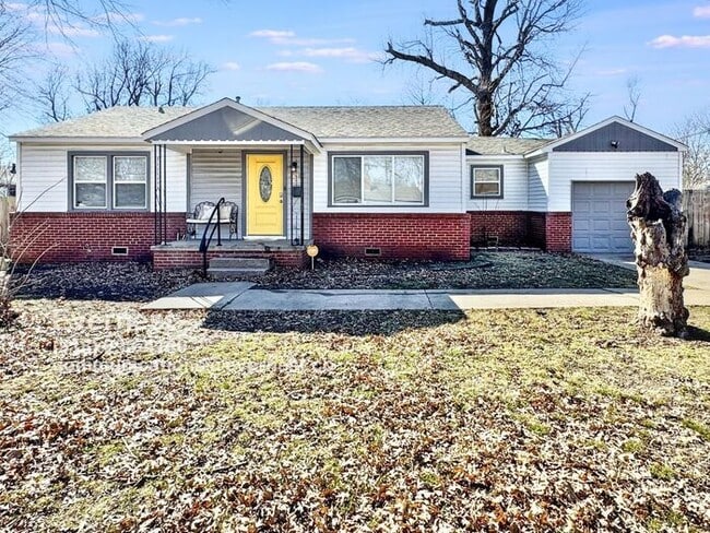 Lovely 3-Bedroom Home with Fenced Yard and... - Lovely 3-Bedroom Home with Fenced Yard and...