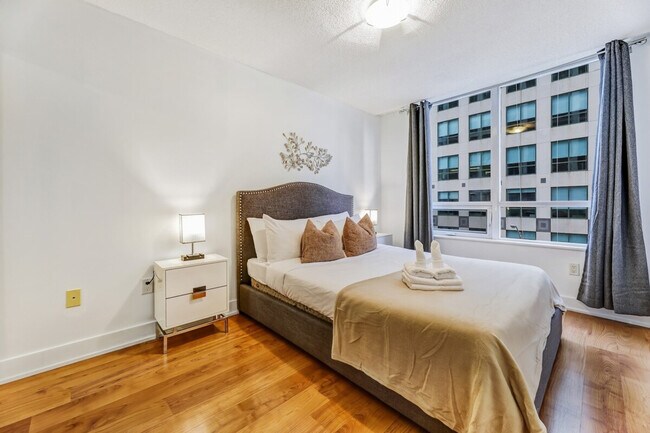 Photo - 265 Wellington St W Unit ID1050759P