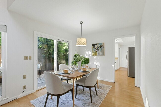 Photo - 325 E 8th St