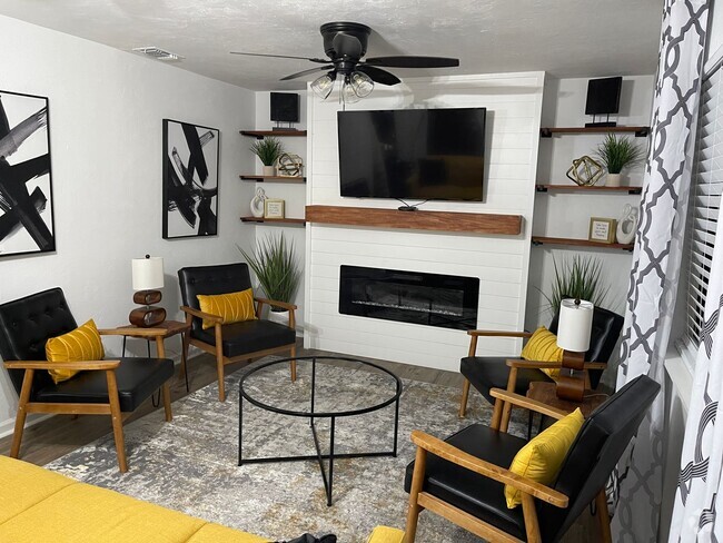 Building Photo - Remodeled modern 2/1 w/ Fireplace Rental