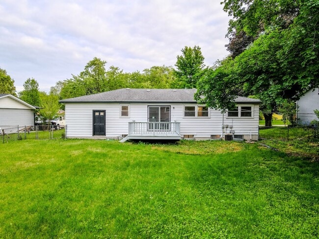 Photo - 30W162 Claymore Ln