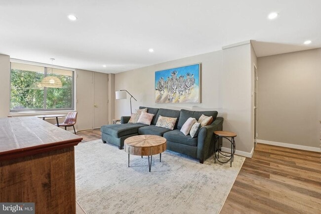 Photo - 4390 Lorcom Ln Unidad 402