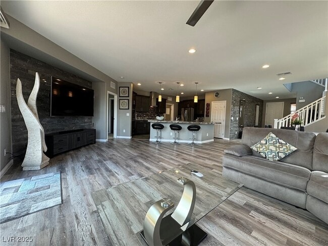 Photo - 745 Shiva St