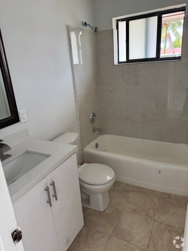 Building Photo - 548 NW 7th Ave Rental