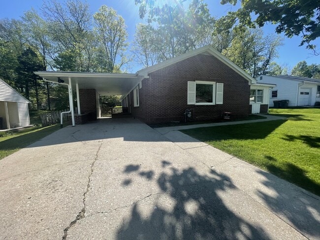 Photo - 701 S Eastside Dr