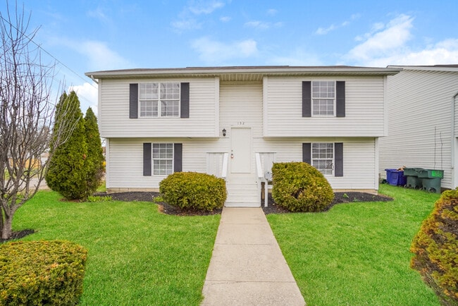 Beautiful 4 Bedroom with Spacious Backyard - Beautiful 4 Bedroom with Spacious Backyard House
