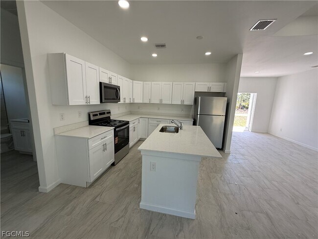 Photo - 1115 Cove St E