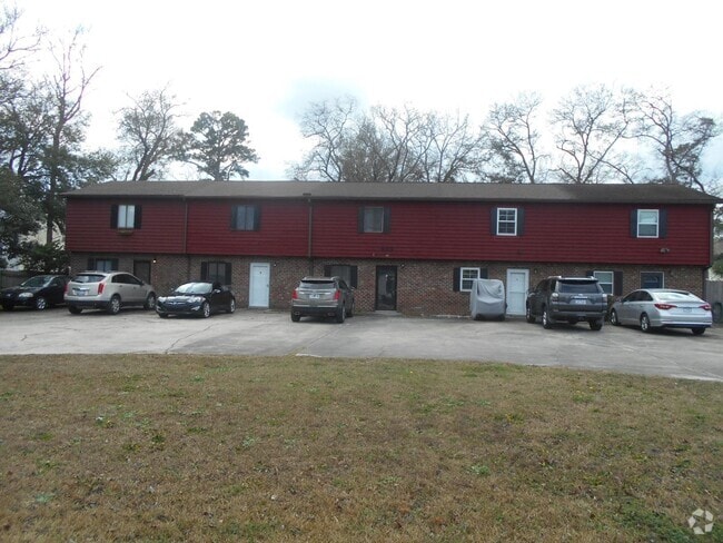Building Photo - 2 bedroom townhome blocks from the beach.