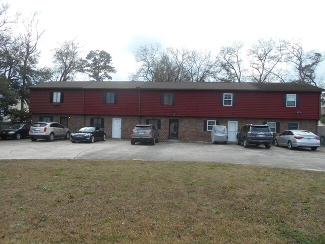 Building Photo - 2 bedroom townhome blocks from the beach.