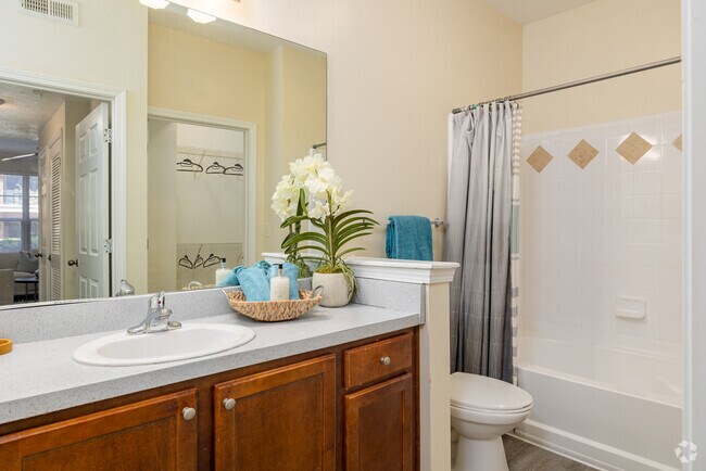 1BR, 1BA - 889SF - Bathroom - LANDING SQUARE
