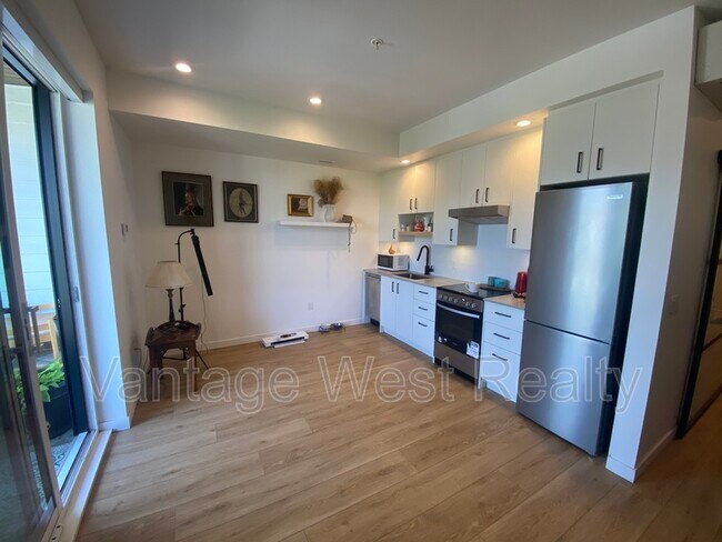 Photo - 660-660 Cawston Ave