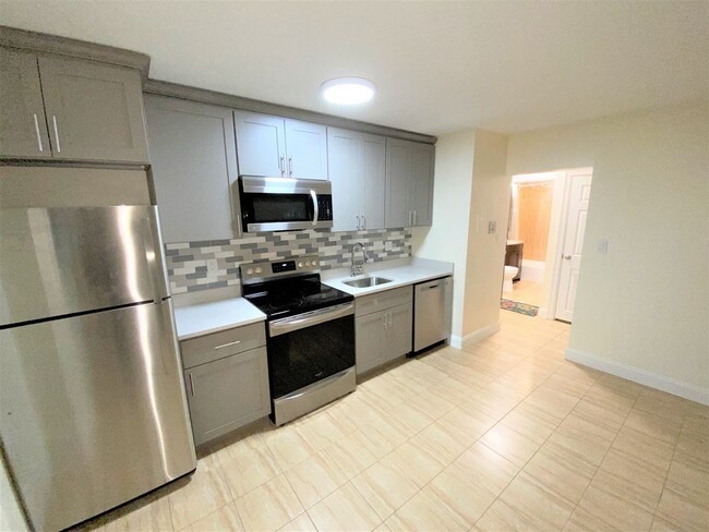 Building Photo - 1046 Bennington St Unit #3 Rental