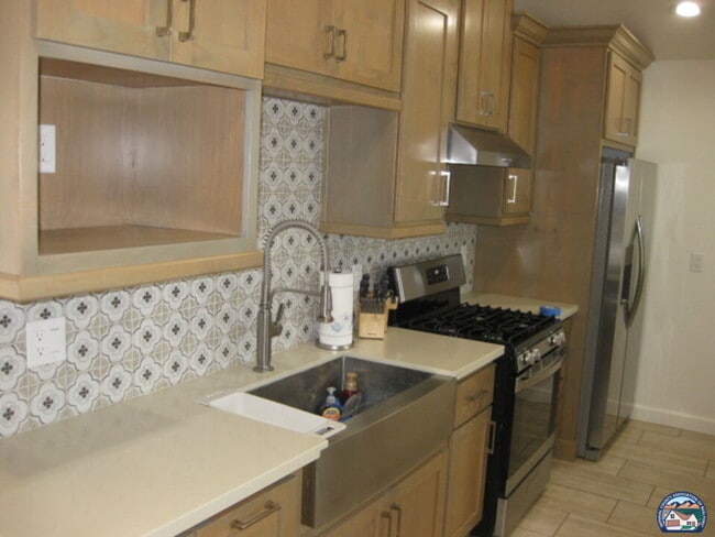 Photo - 320 N G St
