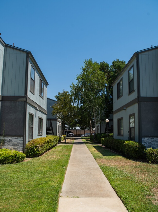 Photo - 405 N Lincoln Way