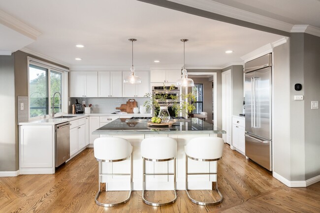Photo - 4 Bed 3.5 Bath In Round Hill Estates North